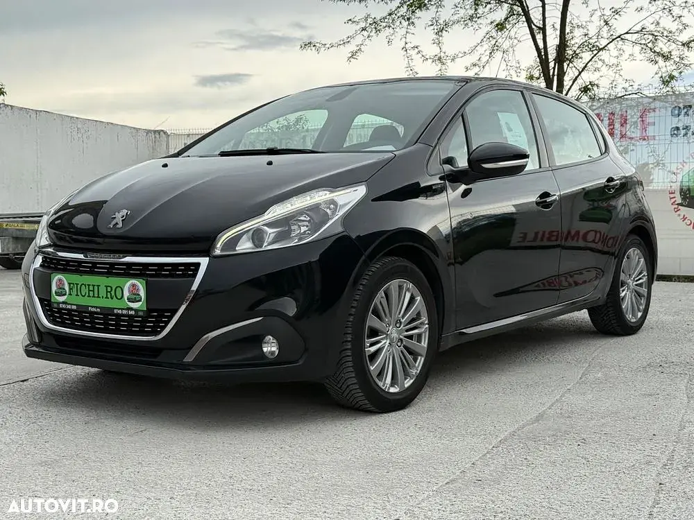 Second-hand Peugeot 208 Signature Sky 83 CP (2019) în Bacau
